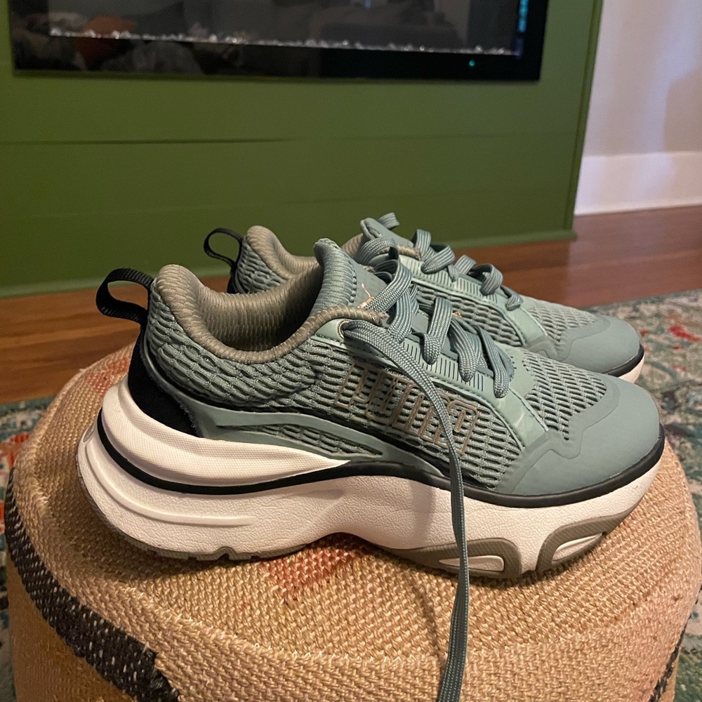 Puma soft ride tennis shoe Women’s 7